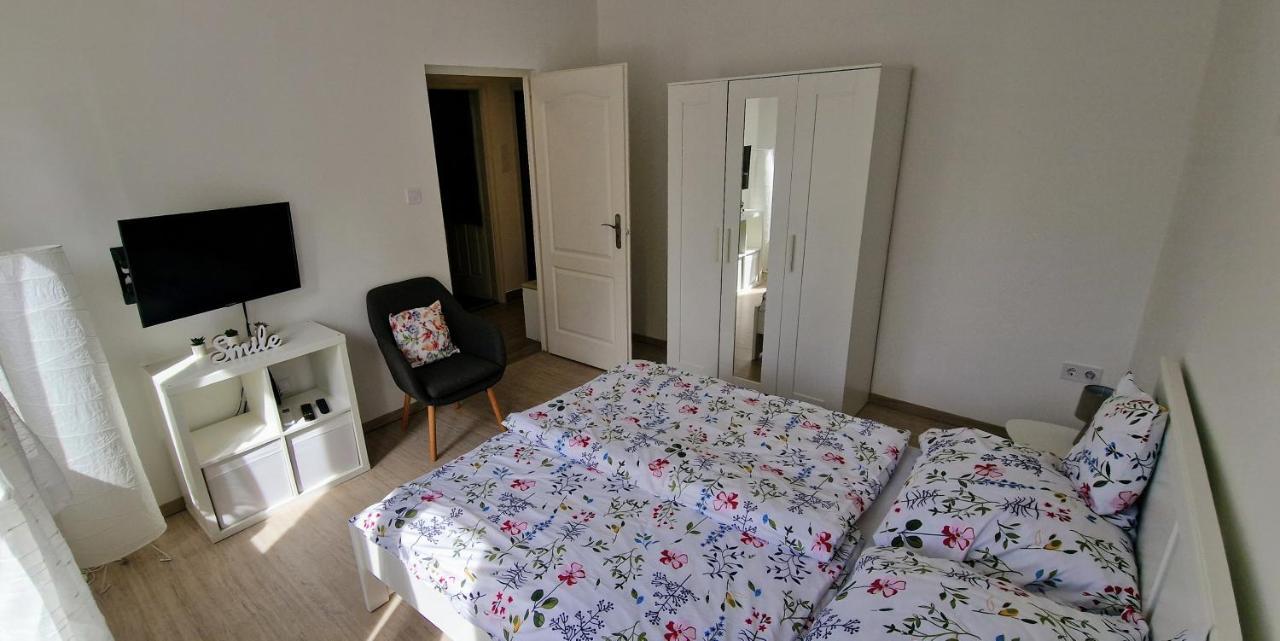 Cili Apartman Eger Apartamento Exterior foto
